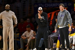 爱游戏官方主页-关于雄鹿球星三分绝杀，全场观众热烈欢呼，全部活动继续只要.的信息